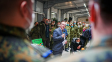 Boris Pistorius (SPD), Bundesminister der Verteidigung, spricht beim Besuch des deutschen Einsatzkontingents Enhanced Forward Presence zu den Soldaten. Deutschland hat die Führung der Battlegroup in Litauen. Foto: Kay Nietfeld/dpa