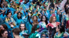 Tänzer in den Farben der Ukraine. Die 67. Ausgabe des Eurovision Song Contest (ESC) besteht aus zwei Halbfinalrunden. Foto: EPA-EFE/Adam Vaughan