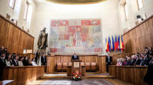 Der deutsche Bundeskanzler Olaf Scholz (C) hält eine Grundsatzrede an der Karls-Universität in Prag. Foto: epa/Martin Divisek