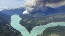 Waldbrände in der Nähe des Downton Lake im südlichen Teil von British Columbia (Luftaufnahme). Foto: -/Xinhua/dpa