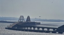 Teile der Krim-Brücke stürzen nach einem Brand ein. Foto: epa/Stringer