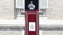 Pope Leo XIV spricht das Angelusgebet am Hochfest der Apostel Petrus und Paulus auf dem Petersplatz. Foto: EPA/Riccardo Antimiani