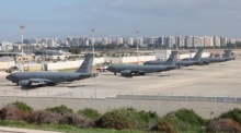 Vier Tankflugzeuge des Typs Boeing KC-135 Stratotanker der US-Luftwaffe stehen auf dem Flughafen Ben Gurion bei Tel Aviv. Foto: Abir Sultan/epa