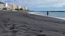 Wie alle Strände auf La Palma ist der Sand auch vor Santa Cruz de la Palma pechschwarz, von Wind und Wellen zerriebenes Vulkangestein. Foto: Jan-Uwe Ronneburger/dpa