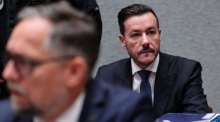 Rene Benko erscheint mit seinem Anwalt zur Verhandlung in Innsbruck, wo ihm das Verschleiern von Vermögen in seiner Insolvenz vorgeworfen wird. Foto: Anna Szilagyi