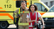 Sabrina Amali (r.) als Notärztin Dr. Nina Haddad und Max Hemmersdorfer (l.) als Feuerwehrmann Markus Probst in einer Szene aus «Die Notärztin» (undatiert). Foto: Volker Roloff/Ard/dpa