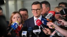 Der frühere polnische Ministerpräsident Mateusz Morawiecki äußert sich im Parlament in Warschau zu den Spannungen innerhalb der Oppositionspartei PiS. Foto: EPA/Radek Pietruszka