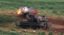 Israelische Artillerie beschießt Ziele an der Grenze zum Libanon, während sich der Konflikt mit der Hisbollah weiter zuspitzt und neue Gefechte drohen. Foto: epa/Atef Safadi