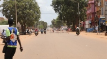 Verlassene und abgesperrte Straße in Ouagadougou, Burkina Faso. Archivfoto: epa/ASSANE OUEDRAOGO