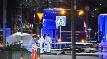 Schwerer Buscrash Stockholms Östermalm: Polizei sichert den Ort, mehrere Menschen wurden schwer verletzt und es gab Tote Foto: epa/Claudio Bresciani