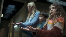 Die Schauspieler Kim Riedle als Lena (l-r), Naila Schuberth als Hannah und Sammy Schrein als Jonathan in einer Szene aus «Liebes Kind». Foto: Courtesy of Netflix 2023/dpa