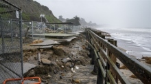 Der Gehweg neben der Küste am Seacliff State Beach wurde durch die Sturmwellen in Aptos beschädigt. Foto: epa/Lipo Ching