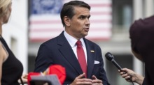 US-Justizminister ad interim Todd Blanche spricht vor dem Weißen Haus in Washington kurz mit Journalisten. Foto: epa/Jim Lo Scalzo