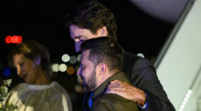 Justin Trudeau, kanadischer Premierminister, begrüßt Wolodymyr Selenskyj, Präsident der Ukraine, und seine Frau Olena Selenska bei ihrer Ankunft auf dem Flughafen von Ottawa. Foto: Justin Tang/The Canadian Press/ap/dpa