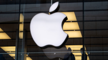 Das Logo des Technologieunternehmens Apple ist am Apple Store in der Müchner Innenstadt zu sehen. Foto: Sven Hoppe/dpa