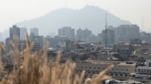 Die Aussicht von der Spitze eines Gebäudes auf den von der Umweltverschmutzung bedeckten Hügel San Cristobal in Santiago. Foto: epa/Alberto Valdes