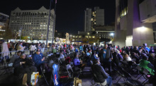 Menschen beobachten die Wahlergebnisse vor dem Adam Clayton Powell State Office Building im New Yorker Stadtteil Harlem. Foto: Frank Franklin II/Ap/dpa