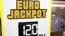 Eine Werbetafel für das Glücksspiel Euro Jackpot steht an einer Annahmestelle. Mit 120 Millionen Euro war der Eurojackpot prall gefüllt. Foto: Bernd Weißbrod/dpa