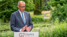 Bundeskanzler Friedrich Merz (CDU) spricht beim Pressestatement beim G7-Treffen in Evian nach der Arbeitssitzung. Foto: Michael Kappeler/dpa-pool/dpa