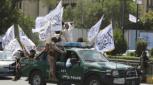 Taliban-Kämpfer feiern den dritten Jahrestag des Abzugs der US-geführten Truppen aus Afghanistan. Foto: Siddiqullah Alizai/Ap/dpa