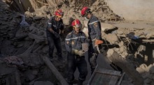 Ein Katastrophenschutzteam arbeitet an der Bergung der Leichen von Erdbebenopfern in Amizmiz. Foto: epa/Jalal Morchidi