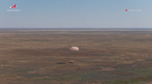 Die Raumkapsel Sojus MS-28 mit einem NASA-Astronauten und zwei Roskosmos-Kosmonauten landet nach ihrem Einsatz auf der Internationalen Raumstation nahe Zhezkazgan in Kasachstan. Foto: Uncredited/Roscosmos Space Corporation/ap/dpa