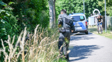 Einsatzkräfte der Polizei bei der Suche nach einem vermissten Kleinkind im Einsatz. Foto: Jason Tschepljakow/dpa