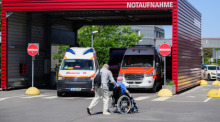 Rettungswagen stehen an der Notaufnahme der Medizinischen Hochschule Hannover MHH. Die umstrittene Neuaufstellung der Kliniken in Deutschland kommt voran. Foto: Julian Stratenschulte/dpa