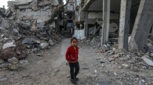 Eine palästinensische Jugendliche steht zwischen den Trümmern ihres zerstörten Hauses in Gaza, wo viele Familien während der Feuerpause Schutz suchen. Foto: epa/Mohammed Saber