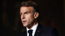 Frankreichs Präsident Emmanuel Macron spricht nach dem Gipfeltreffen der „Koalition der Willigen“ zu Sicherheitsgarantien für die Ukraine in Paris. Foto: Teresa Suarez/Pool/epa