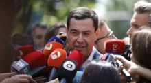 Juanma Moreno spricht bei seiner Ankunft zur Sitzung des Nationalvorstands der Volkspartei (PP) in Madrid mit der Presse. Foto: EPA/Javier Lizon