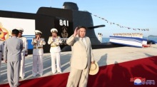 Das von der offiziellen nordkoreanischen Zentralnachrichtenagentur (KCNA) veröffentlichte Foto zeigt den nordkoreanischen Führer Kim Jong Un (C). Foto: epa/Kcna Editorial Use Only