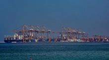 Schiffe liegen im Hafen von Khor Fakkan in den Vereinigten Arabischen Emiraten. Der Hafen soll wegen der Störungen in der Straße von Hormus ausgebaut werden. Foto: Ali Haider/epa