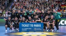 Die deutschen Spieler jubeln nach ihrem Sieg und über das Olympia-Ticket nach Paris. Foto: David Inderlied/dpa