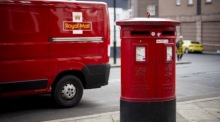 Ein Royal Mail Briefkasten in London. Foto: epa/Tolga Akmen