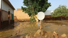 Eine Parabolantenne steht in einem überfluteten Gebiet im Bundesstaat Al Jazirah, Sudan. Foto: epa/Mohnd Awad