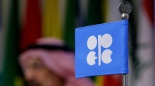 VAE kündigen Austritt aus OPEC und OPEC+ an, Energieminister Khalid Al-Falih bei Pressekonferenz in Wien vor OPEC-Logo im Archivbild. Foto: epa/Lisi Niesner