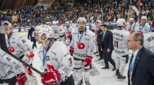 Enttäuschte Spieler des HC Dynamo Pardubice nach der 3:5-Niederlage gegen den HC Davos im Finale des 95. Spengler Cup Eishockeyturniers in Davos, Schweiz, am 31. Dezember 2023. Die tschechische Mannschaft zeigte trot... Foto: EPA-EFE/Urs Flueeler