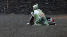 Eine Person watet mit einem Motorrad durch eine überflutete Straße in Hanoi nach Taifun Bualoi, der mindestens 19 Todesopfer forderte. Foto: epa/Luong Thai Linh