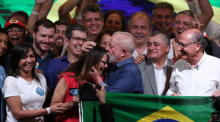 Der ehemalige brasilianische Präsident Luiz Inácio Lula da Silva (C-R) küsst seine Frau Janja (C-L) nach seinem Sieg bei den Präsidentschaftswahlen in Sao Paulo. Foto: epa/Sebastiao Moreira