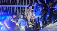 Rettungskräfte versorgen die Verletzten nach der Explosion der Powerbank am Straßenrand in Süd-Pattaya. Bild: TMN.TV