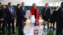 Der polnische Präsident Andrzej Duda (C-R) und seine Frau Agata Kornhauser-Duda (C-L) geben ihre Stimmen in einem Wahllokal in Krakau ab. Foto: epa/Lukasz Gagulski