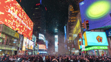 Konfetti schwebt in der Luft nach Mitternacht bei der Silvesterfeier am Times Square in New York. Foto: Peter K. Afriyie/Ap/dpa