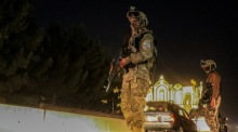 Taliban-Kräfte kontrollieren ein Fahrzeug an einem Kontrollpunkt in Kabul nach Gefechten an der Grenze zu Pakistan. Foto: SAMIULLAH POPAL/epa
