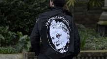 Eine Person trägt eine Jacke von Vivienne Westwood. Foto: epa/Beresford Hodge