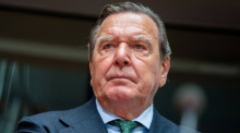 Gerhard Schröder, ehemaliger Bundeskanzler, wartet auf den Beginn der Anhörung im Wirtschaftsausschuss des Bundestags zum Pipeline-Projekt Nord Stream 2 im Sitzungssaal. Foto: Kay Nietfeld/dpa