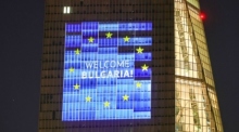 Illumination am EZB-Hauptsitz in Frankfurt mit Euro-Symbolen und bulgarischen Motiven anlässlich des Beitritts Bulgariens zur Eurozone. Foto: epa/Ronald Wittek