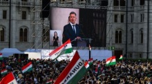 Péter Magyar wird während einer Veranstaltung der Tisza-Partei auf dem Kossuth-Platz vor dem Parlament in Budapest auf einer Leinwand gezeigt. Foto: epa/Tamas Vasvari
