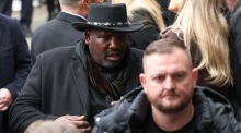 Boxer Derek Chisora nimmt Abschied bei der Trauerfeier für Ricky Hatton in der Kathedrale von Manchester. Foto: epa/Adam Vaughan