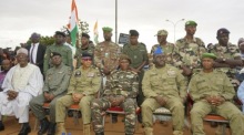 Mitglieder der vom Militär geführten Regierung von Niger versammeln sich vor dem französischen Stützpunkt in Niamey. Foto: epa/Issifou Djibo